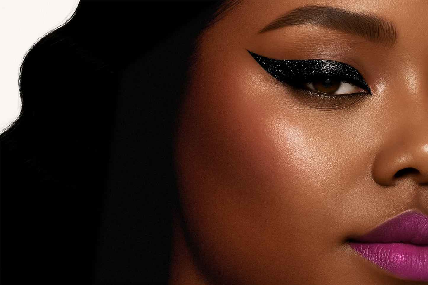 Joséphine EYE/DEFINE X – Eyeliner graphique pailleté noir Très jolie