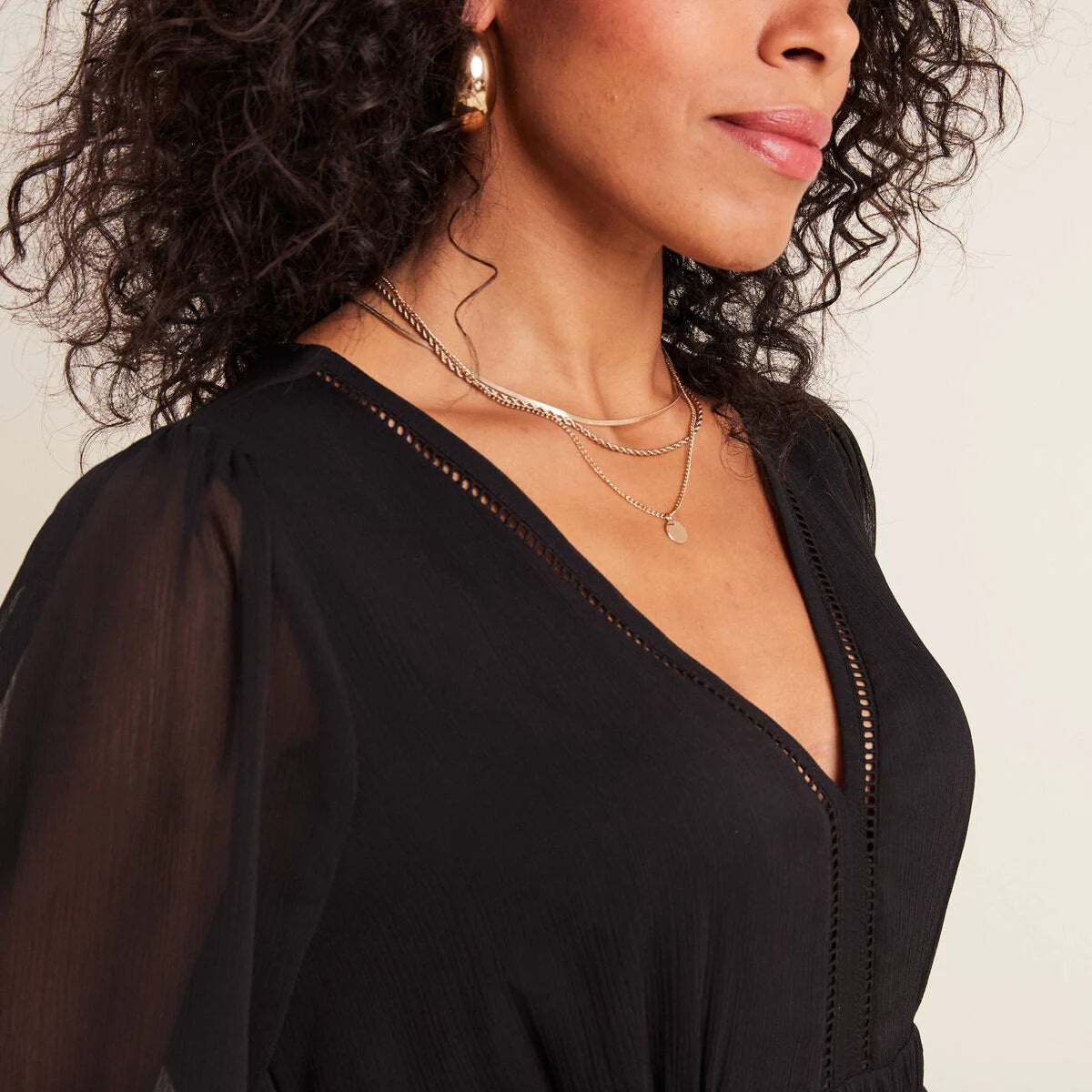 Robe évasée fluide col V – Noir (BRÉAL)